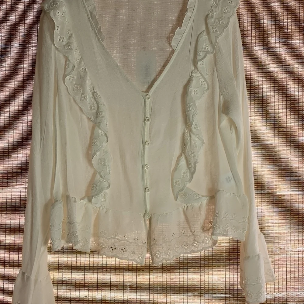 NWT C & V Eyelet Ruffle Long Sleeve Top - Picture 4 of 7